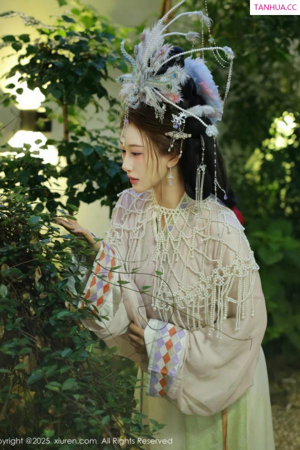   [XiuRen]高清写真图 2025.09.05 No.10736 梨霜儿 浅色古装第18张图片